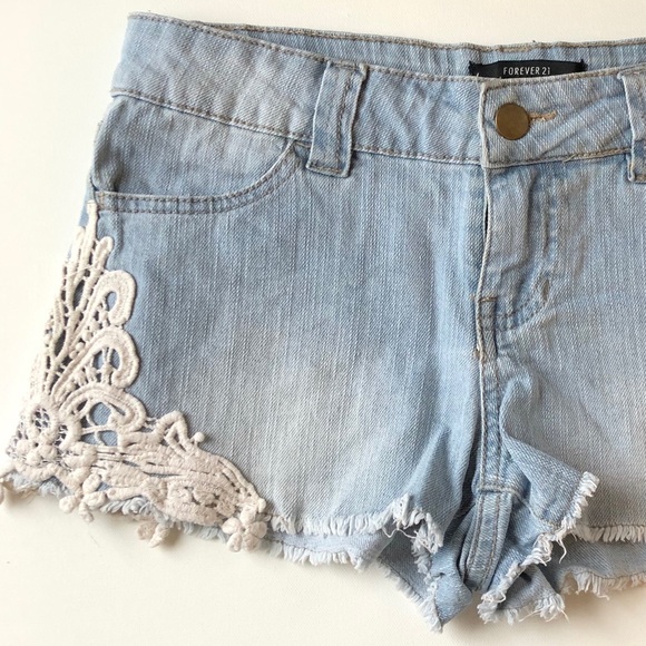 Denim shorts with lace trim light wash - Picture 2 of 8